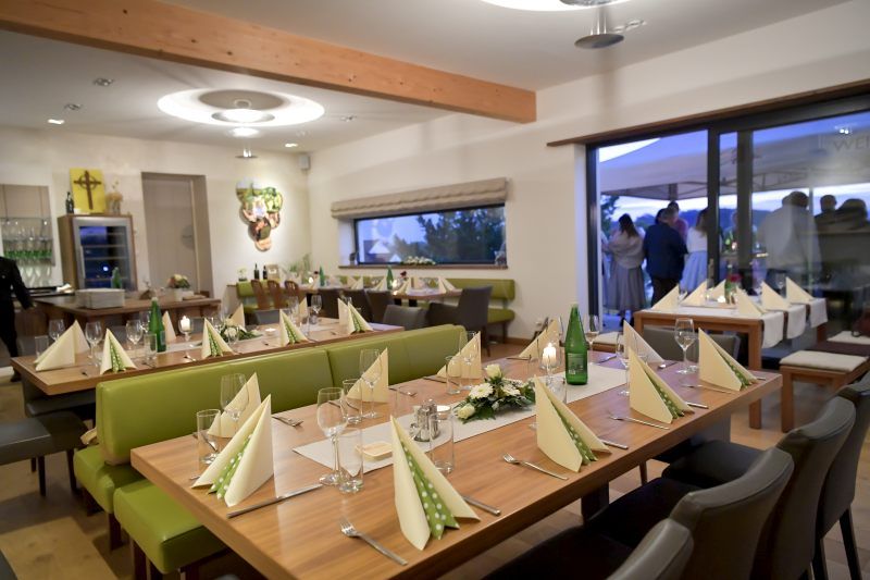 Elegantná degustačná miestnosť s prestretými stolmi a výzdobou.