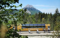 Die goldene Bahn schlängelt sich durch die malerische Landschaft, umgeben von üppigen Wäldern und majestätischen Bergen. Hier, wo die Natur in voller Pracht erblüht, erleben Besucher die Ruhe und Schönheit des Ötscherblicks. Ein unvergessliches Abenteuer erwartet alle, die die frische Bergluft und die atemberaubenden Ausblicke genießen möchten.