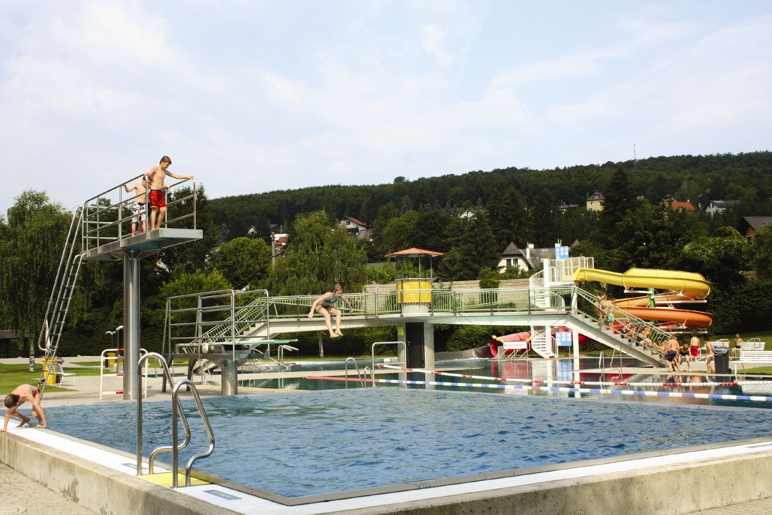 Wienerwaldbad v Purkersdorfe s bazénom, skokanskou vežou a šmykľavkami.