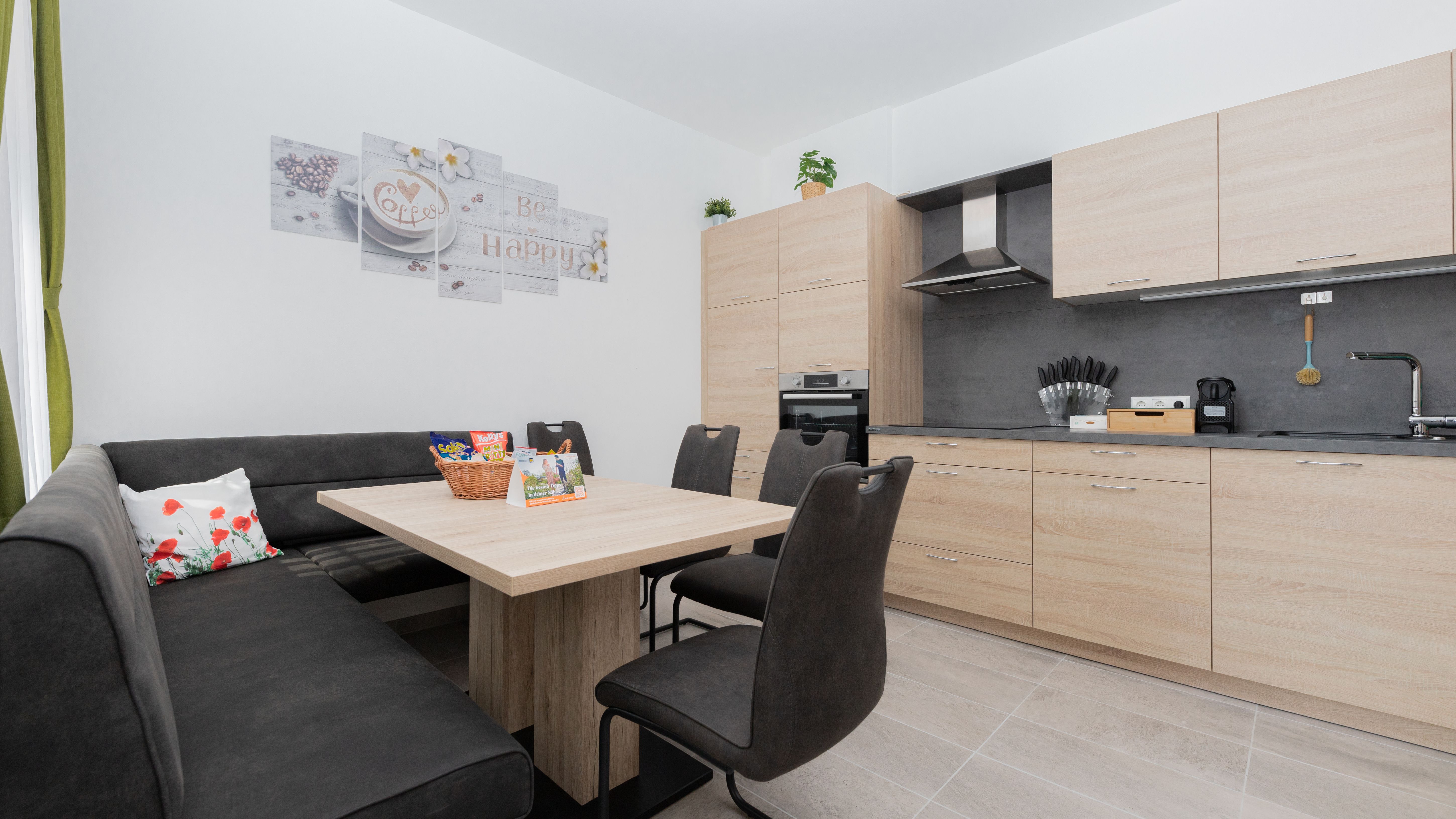 Moderná kuchyňa s dreveným nábytkom, jedálenským stolom, rohovou lavicou a stoličkami.