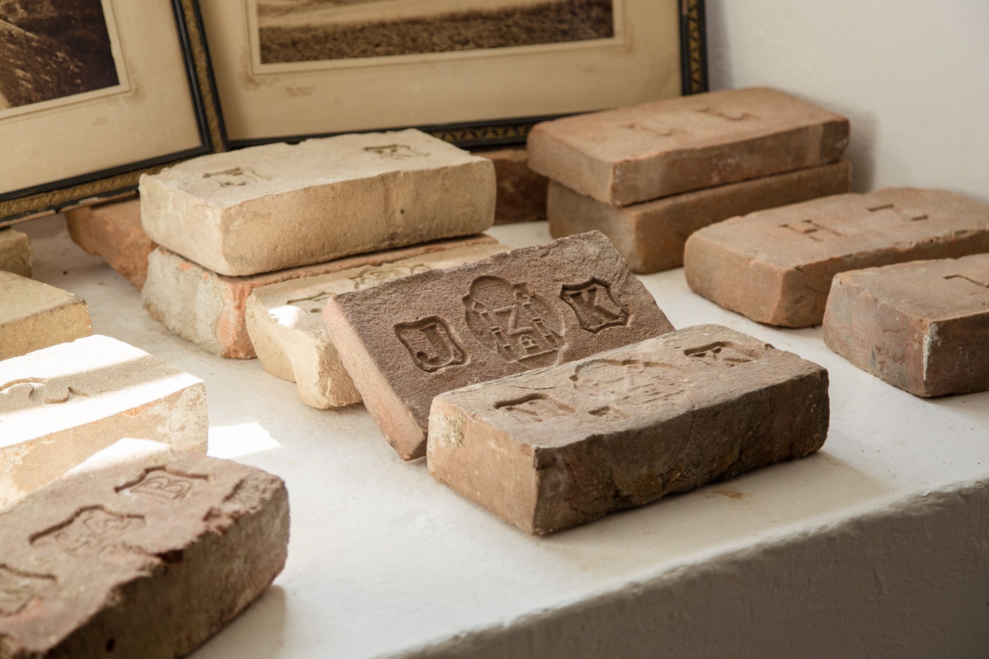 Historické tehly s reliéfom v mestskom múzeu v Zistersdorfe.