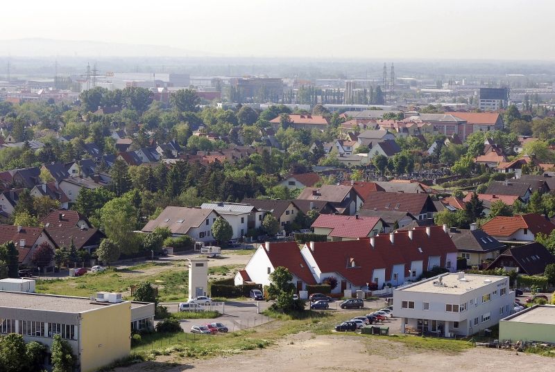 Letecký pohľad na Wiener Neudorf s obytnými a priemyselnými budovami v pozadí.