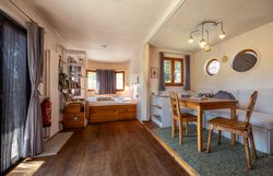 In den gemütlichen Land-Lofts erwartet Sie eine harmonische Verbindung von Natur und modernem Komfort. Die warmen Holztöne und die einladende Atmosphäre schaffen einen perfekten Rückzugsort, um die Seele baumeln zu lassen und die Schönheit der Umgebung zu genießen.