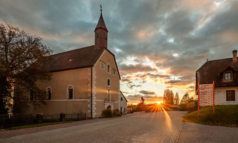 Pútnický kostol svätej Koruny pri západe slnka.