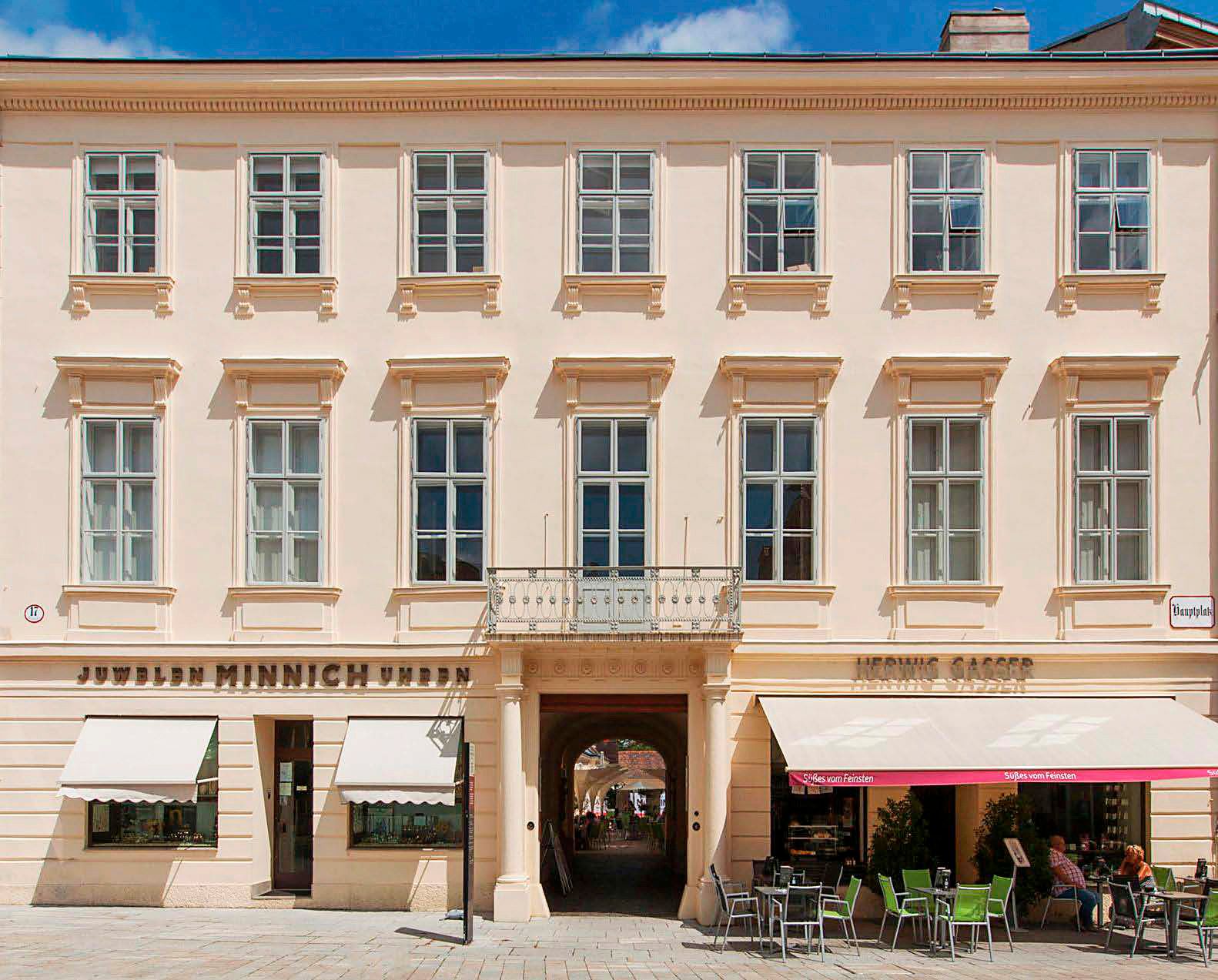 Historická budova s obchodmi a kaviarňou v Badene.