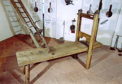 Historické mučiace nástroje vystavené v múzeu.