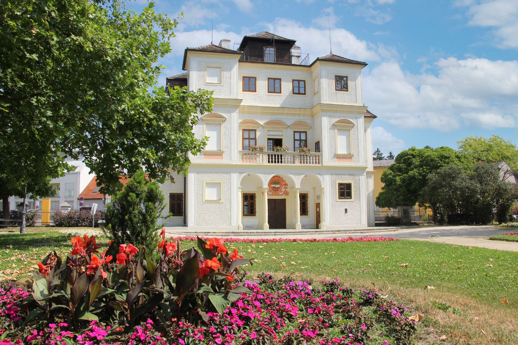Belvedereschlössl v Stockerau s rozkvitnutými kvetmi v popredí.