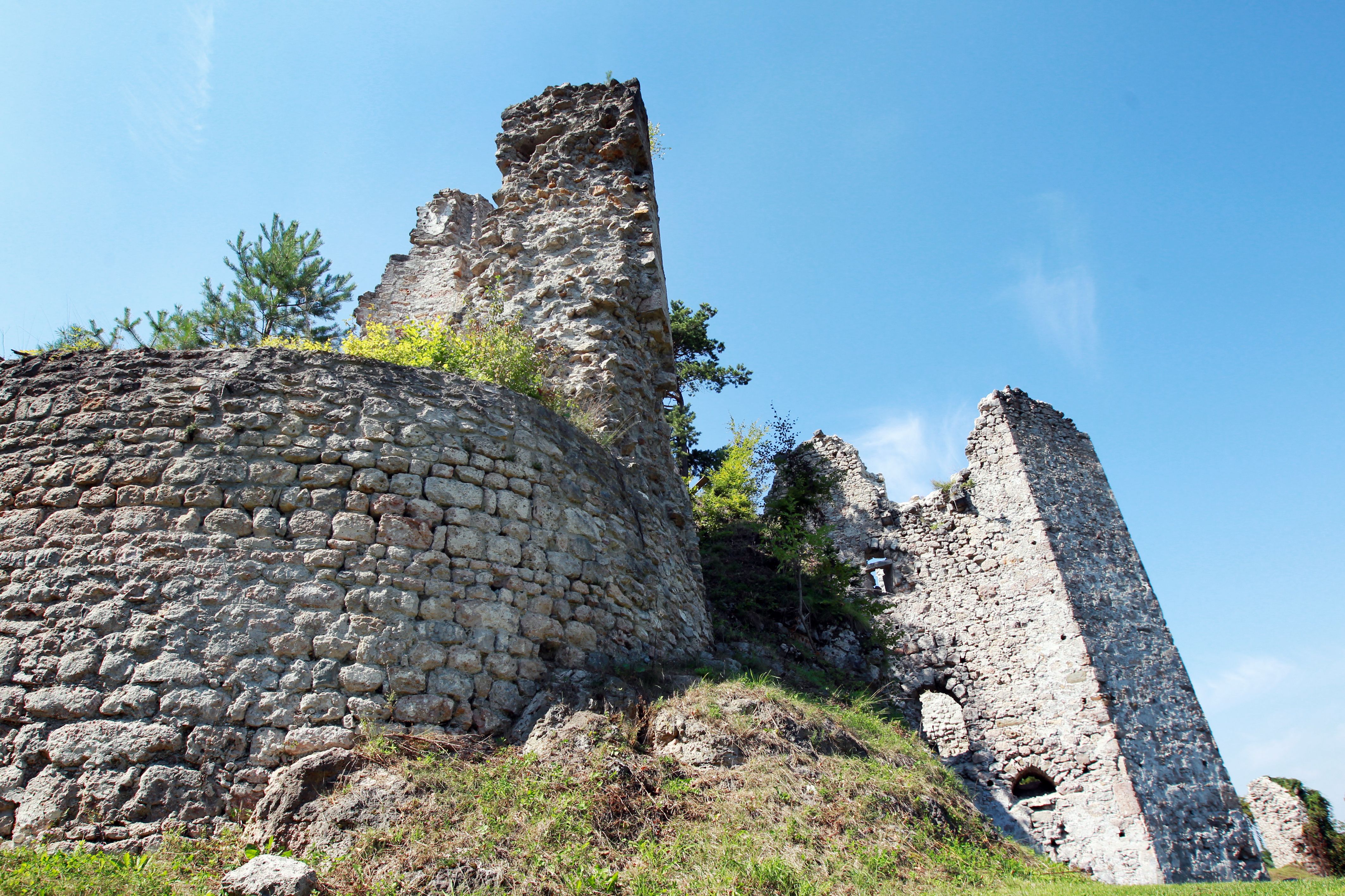 Zrúcaniny hradu Rabenstein s modrou oblohou v pozadí.