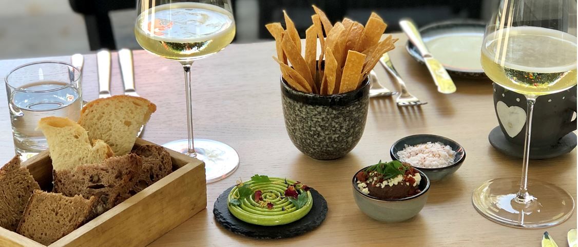 Jedlá na tanieri v reštaurácii; stredomorská kuchyňa s čerstvými surovinami v atraktívnej úprave