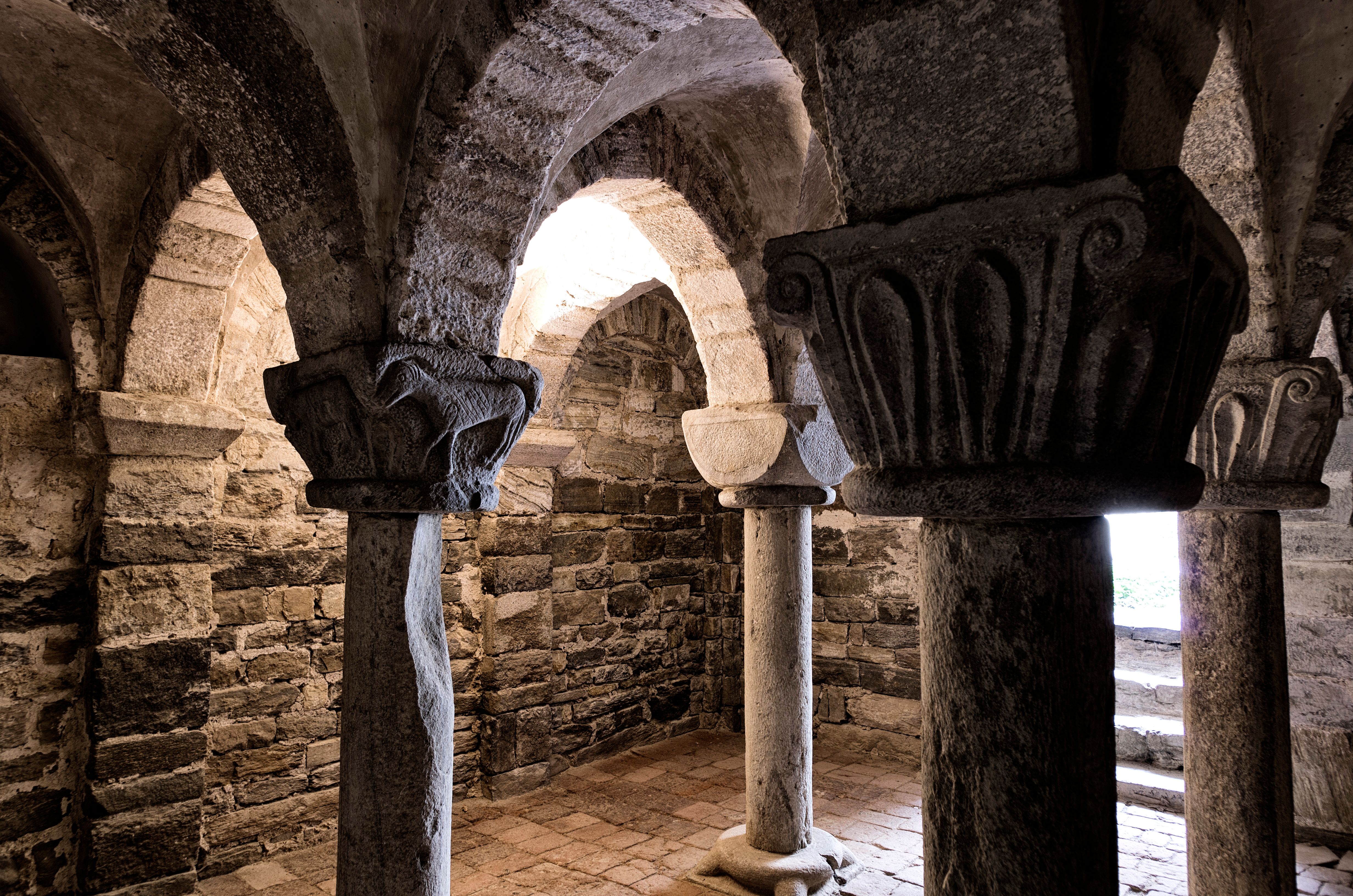 Staré kamenné stĺpy v kamennej klenbe