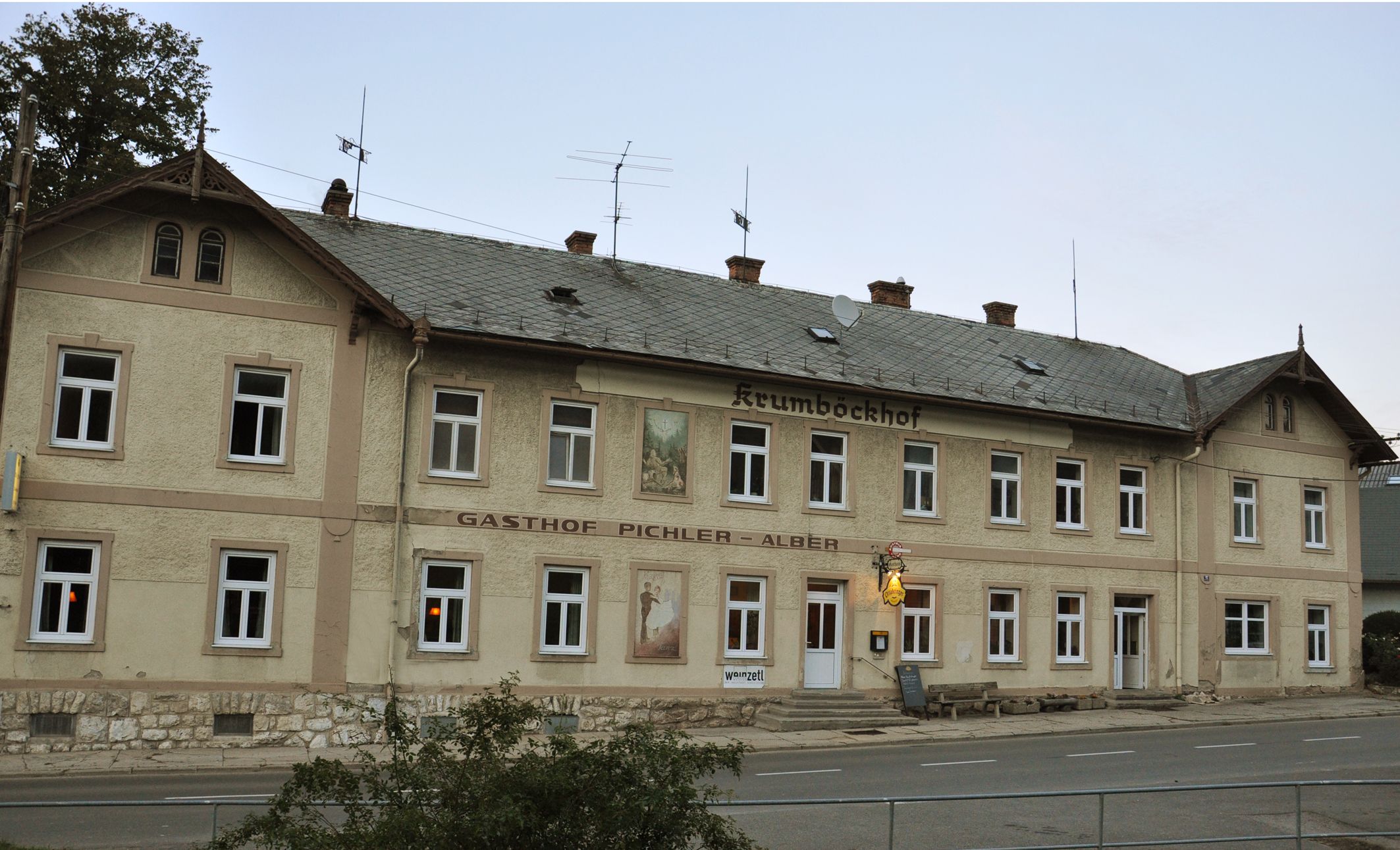 Historická budova s nápisom "Krumböckhof" a "Gasthof Pichler-Alber".