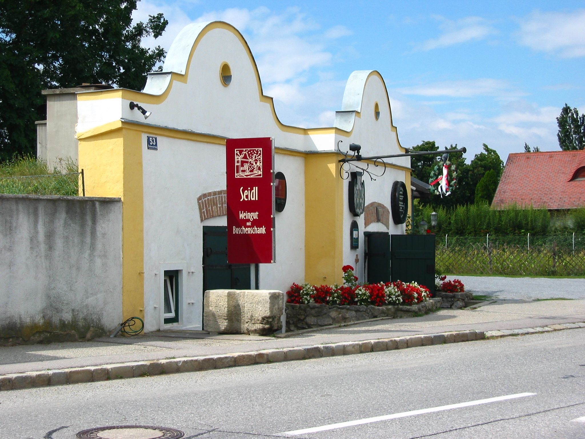 Vinárstvo Seidl so žltou budovou a červeným nápisom.
