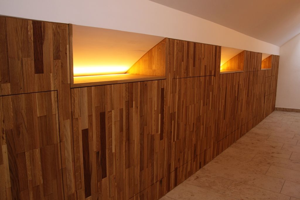 Drevom obložená stena s nepriamym osvetlením na chodbe.