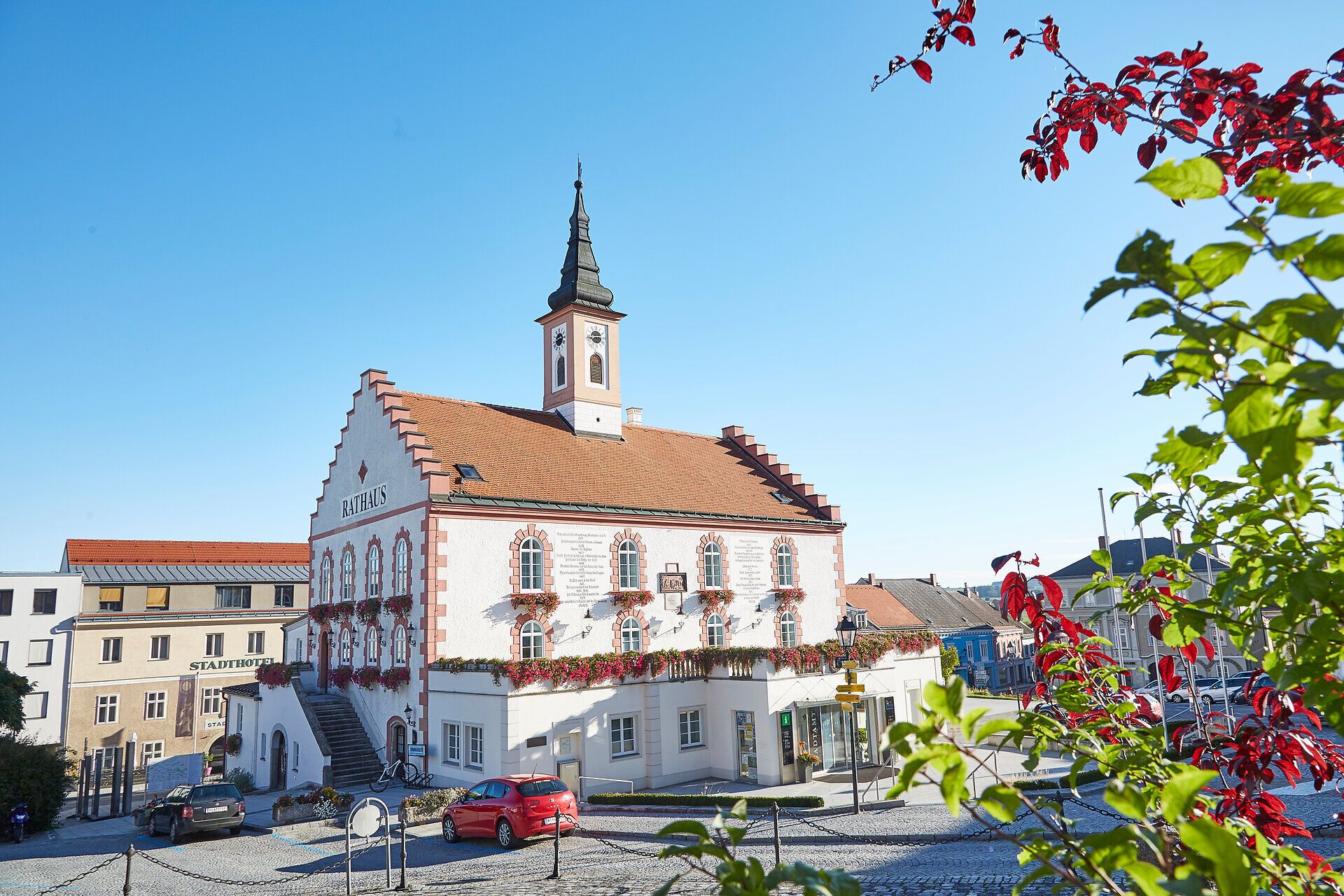 Radnica mesta Waidhofen an der Thaya s kvitnúcimi rastlinami v popredí.