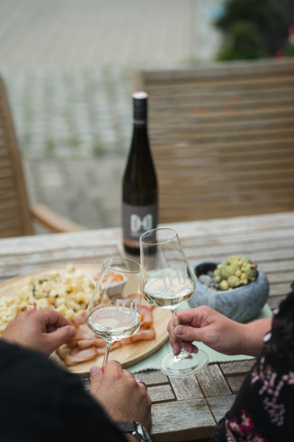 Dvojica si vychutnáva občerstvenie.