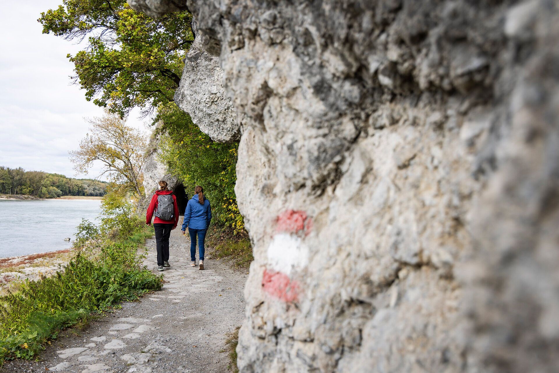 Dve ženy na turistickom chodníku pri Dunaji. 
