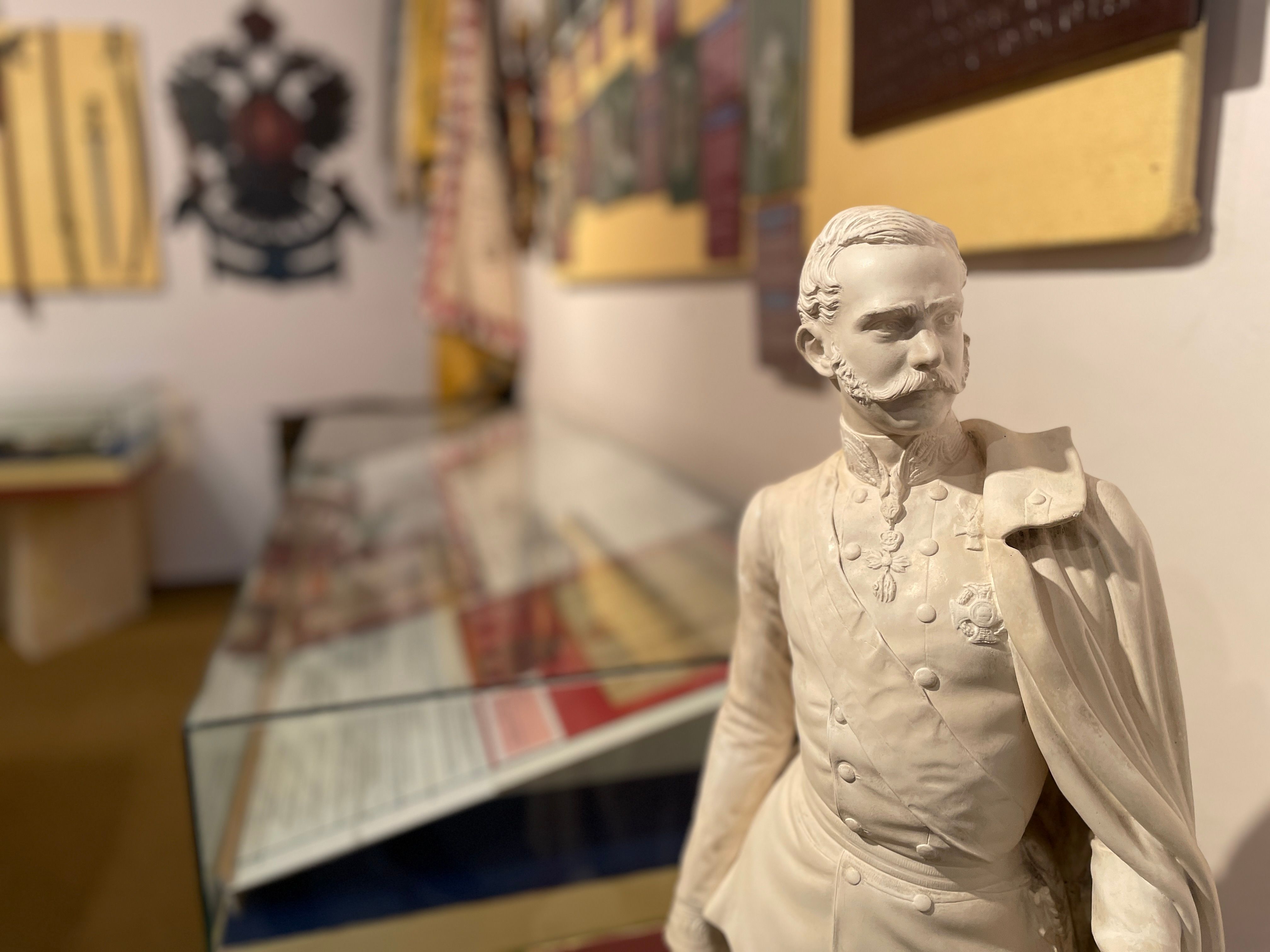 Socha muža v uniforme v miestnom historickom múzeu Persenbeug-Gottsdorf.