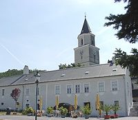 Kostol s vežou a susednou budovou v St. Andrä-Wördern.