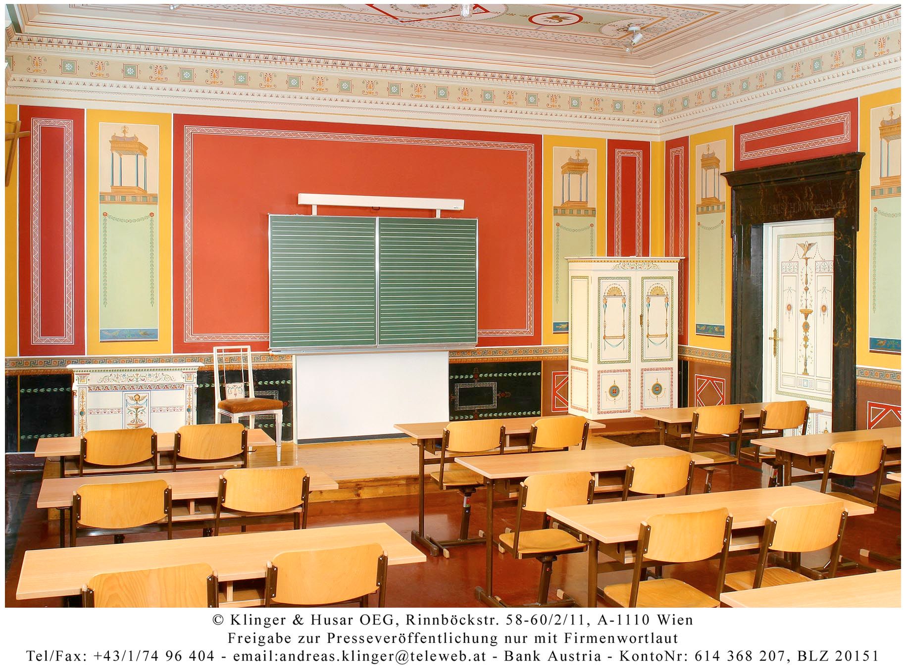 Trieda v berndorfskom štýle so starožitným dekorom a dreveným nábytkom.