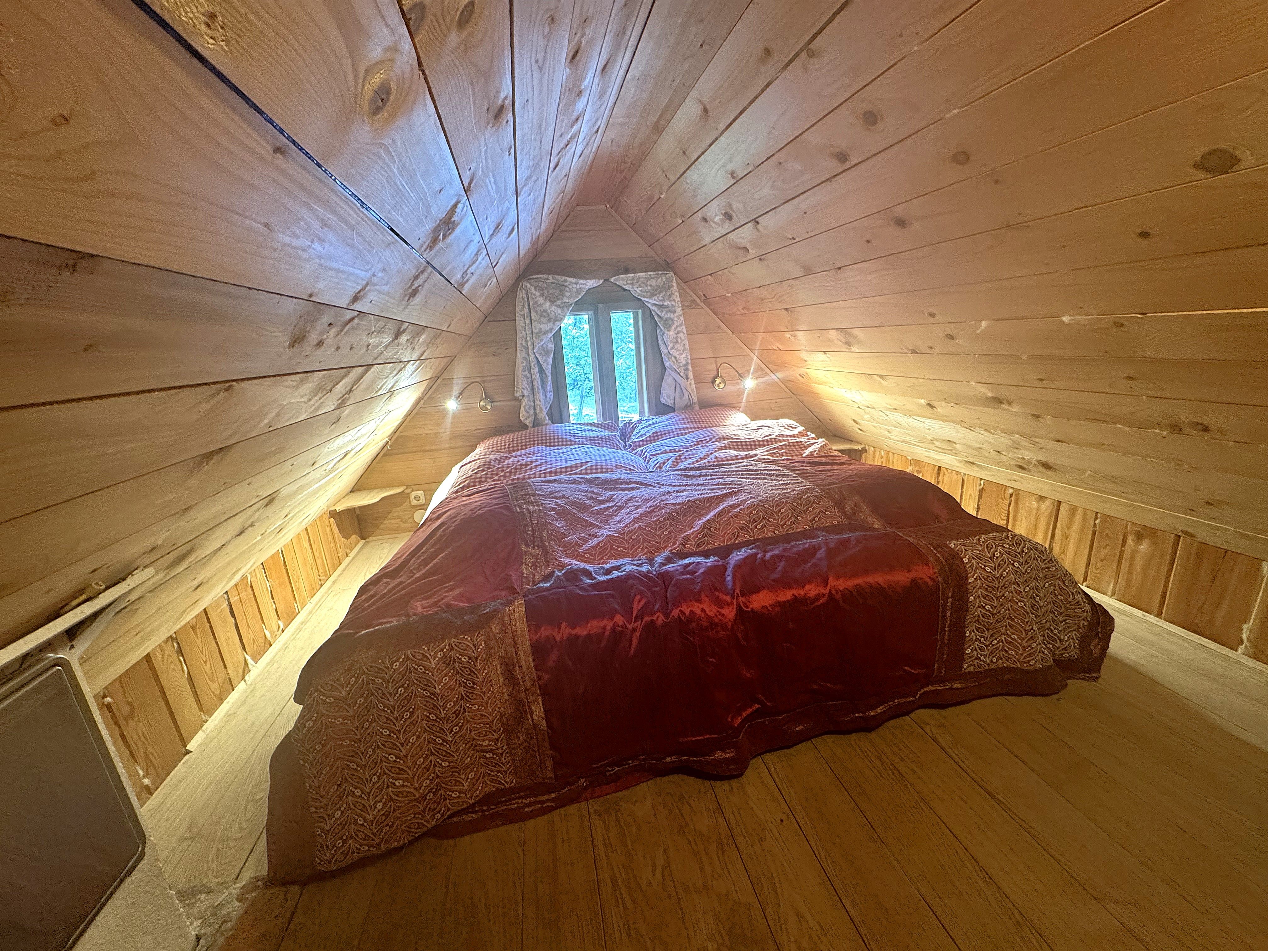 Drevorubačská chata Spanie pod strechou 1