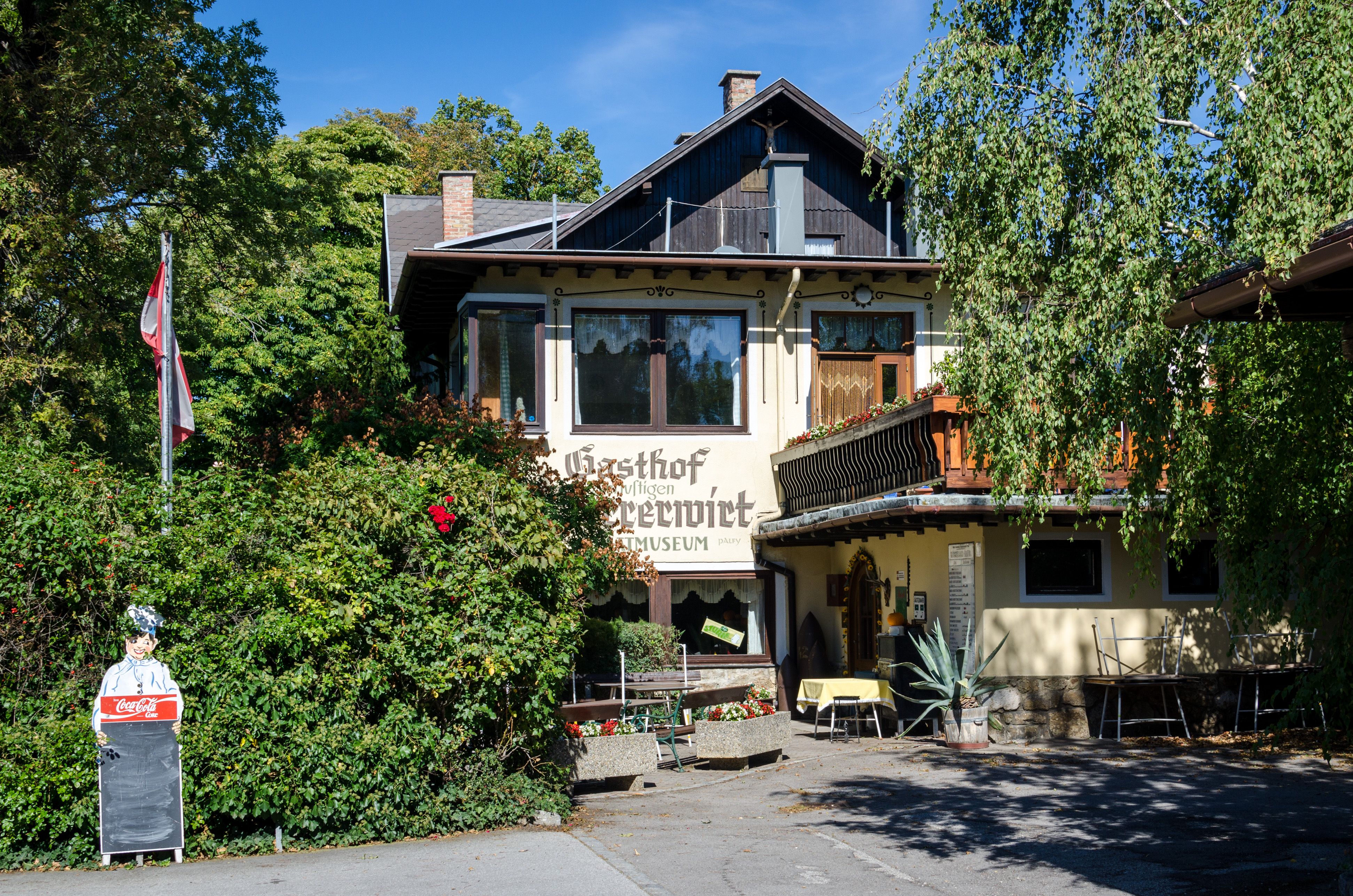 Gasthof Scherrerwirt s terasou a zeleným okolím.