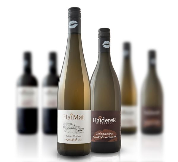 Dve fľaše vína v popredí, rozmazané fľaše v pozadí.