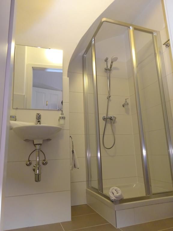 Kúpeľňa s umývadlom a sprchovacím kútom 