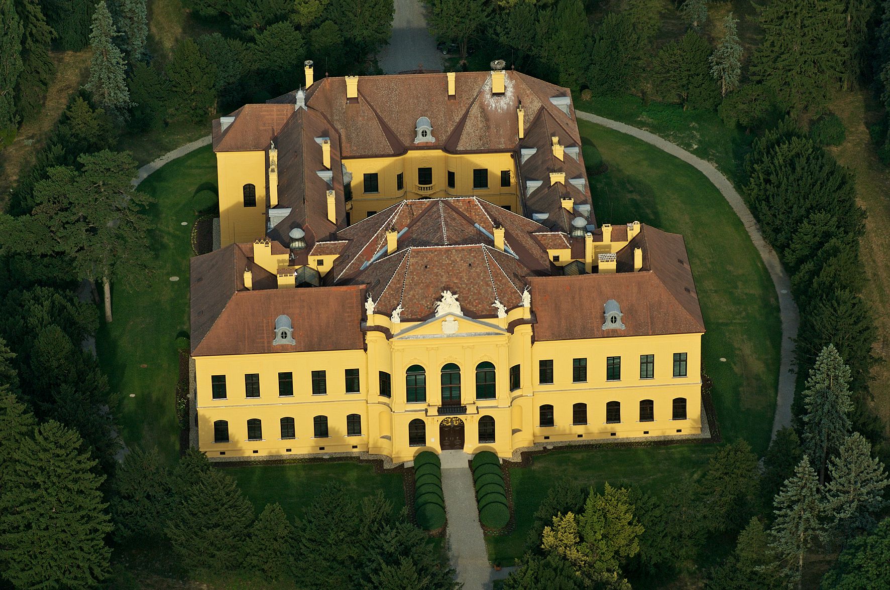 Letecký pohľad na zámok Eckartsau obklopený stromami a záhradami.