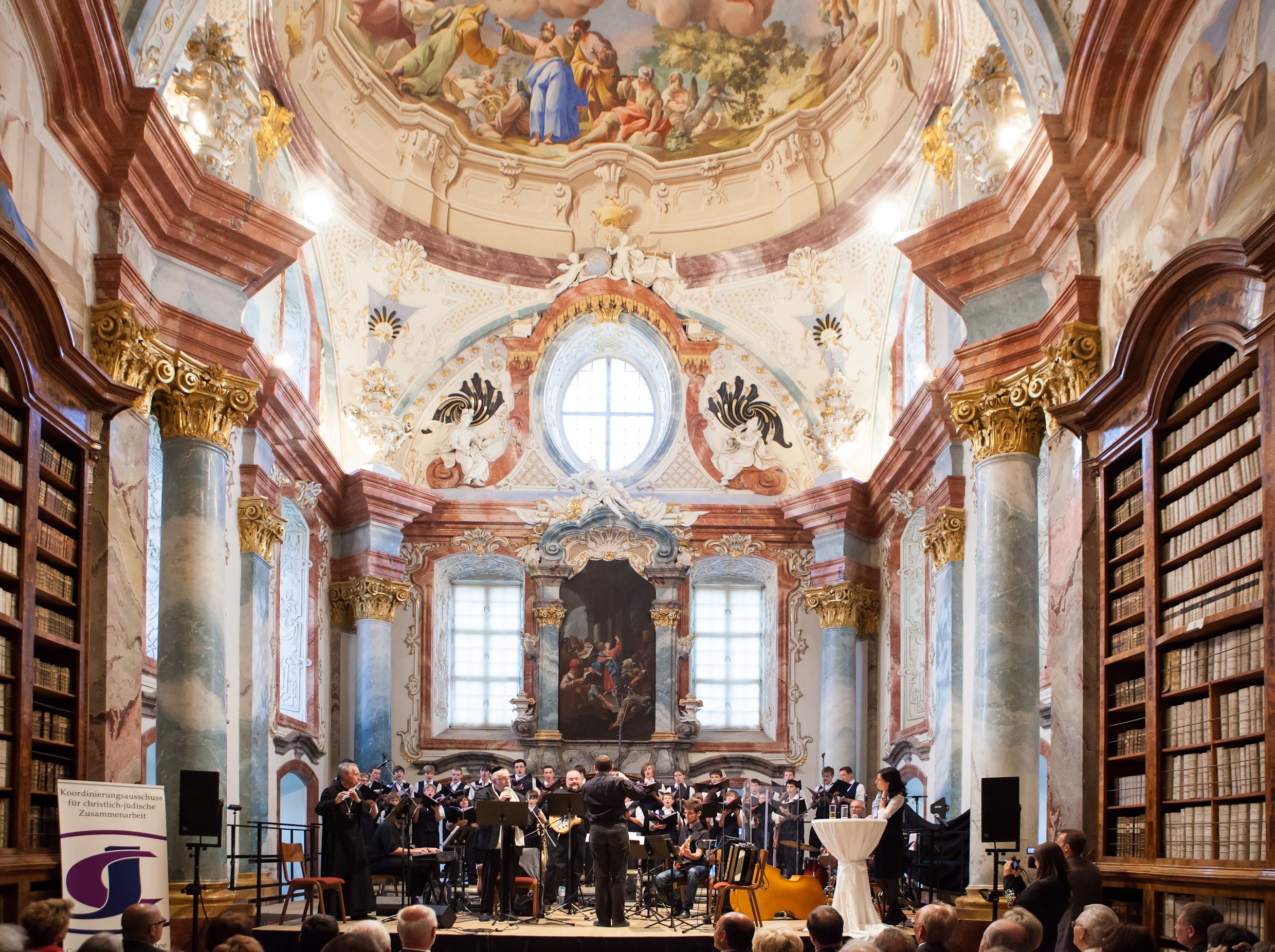 Koncert v barokovej knižnici opátstva Altenburg s orchestrom a zborom.