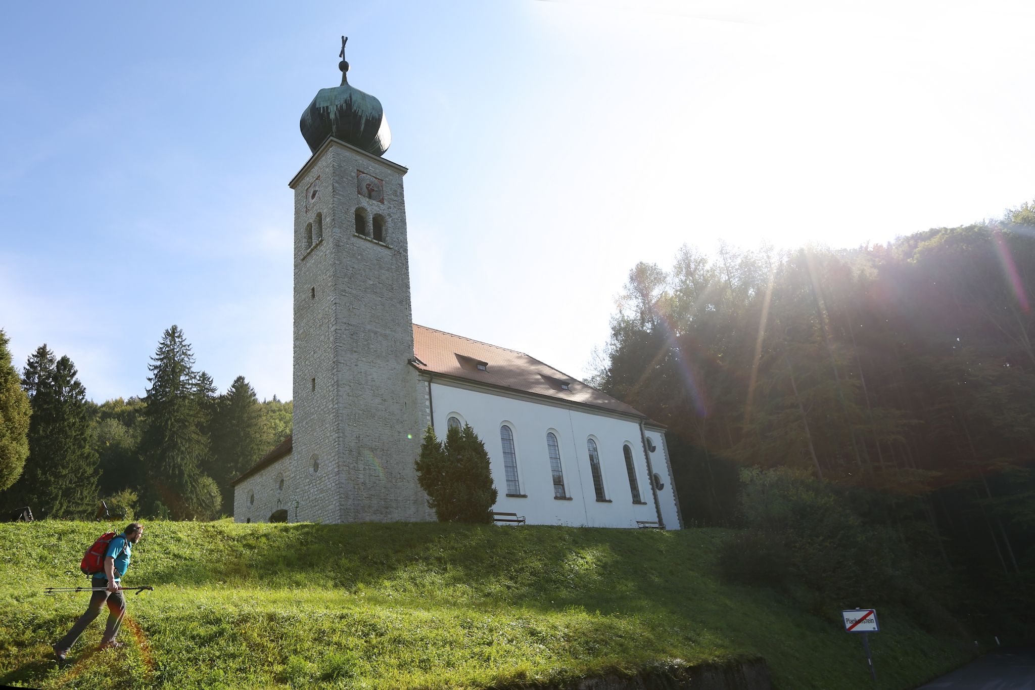 Pútnický kostol Maria Schnee s turistom v popredí.