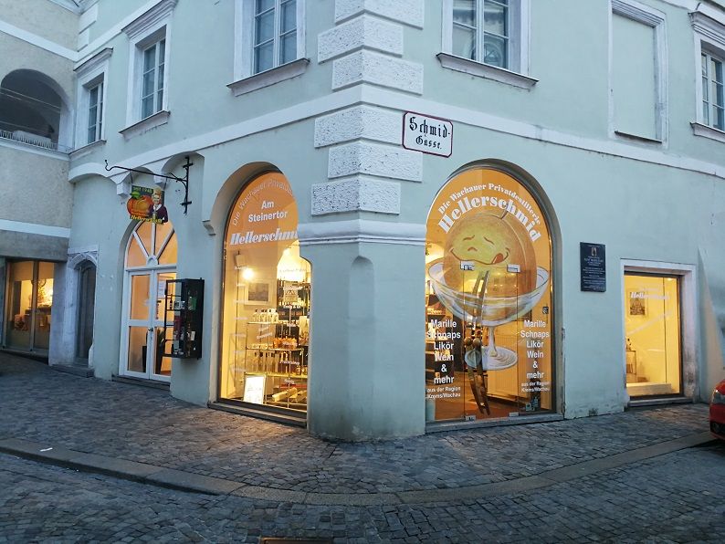 Vchod do obchodu s názvom Hellerschmid na starej mestskej ulici.