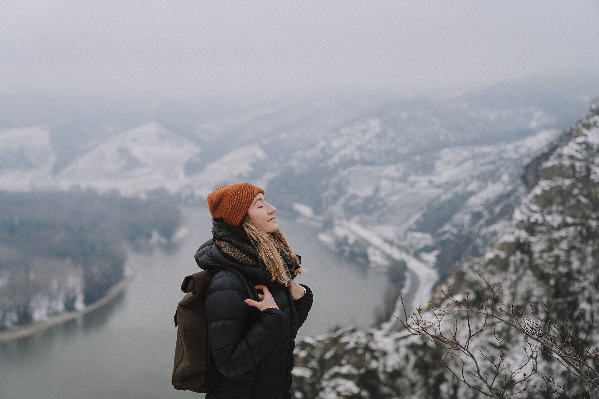 In der winterlichen Landschaft strahlt die frische Kälte eine beruhigende Stille aus. Die schneebedeckten Berge und der sanft fließende Fluss schaffen eine malerische Kulisse, die zum Träumen einlädt. Ein Moment der inneren Ruhe und des Staunens über die Schönheit der Natur.