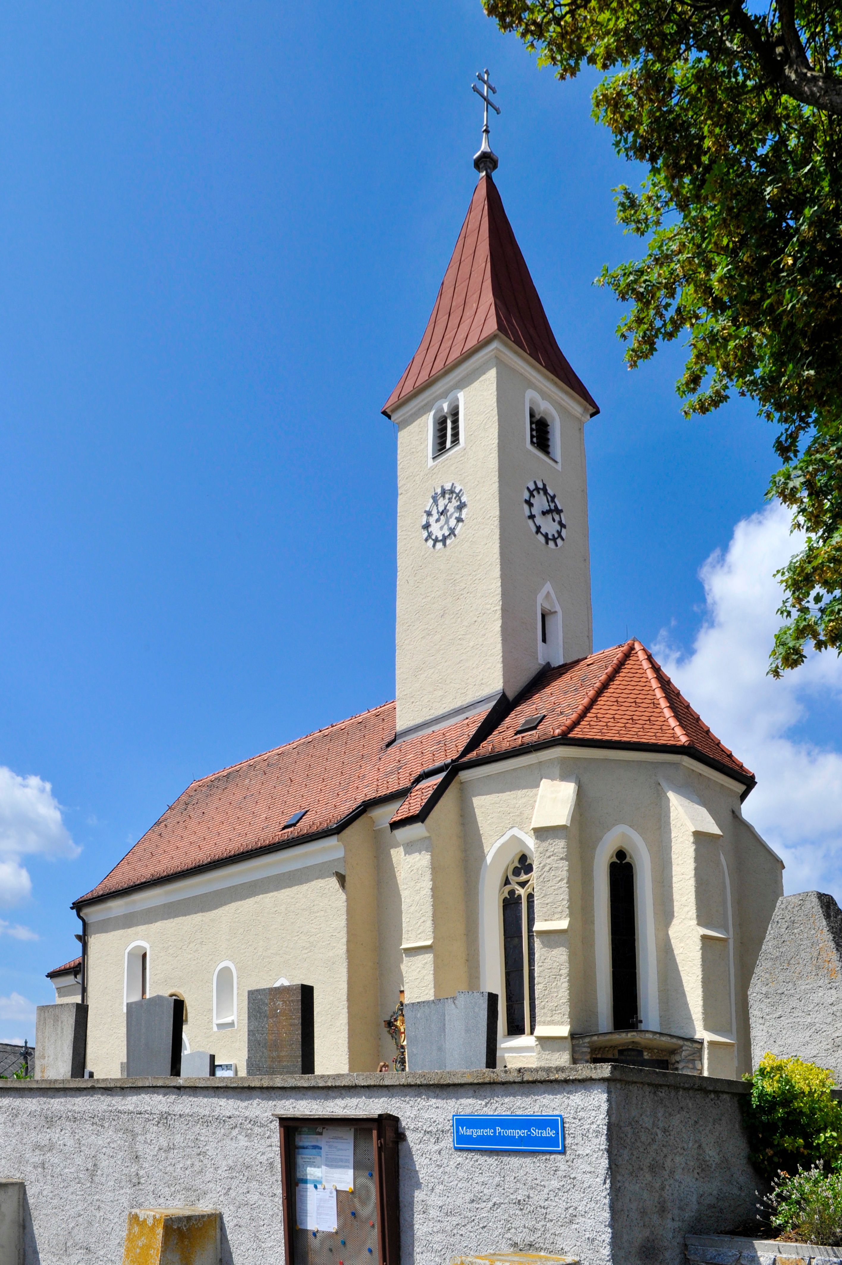 Farský kostol Allentsgschwendt s vežou a hodinami na pozadí modrej oblohy.