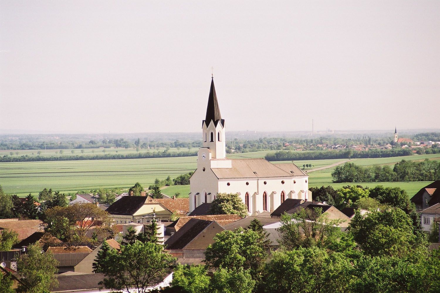Krajina s kostolom a dedinou v Unterstinkenbrunne.