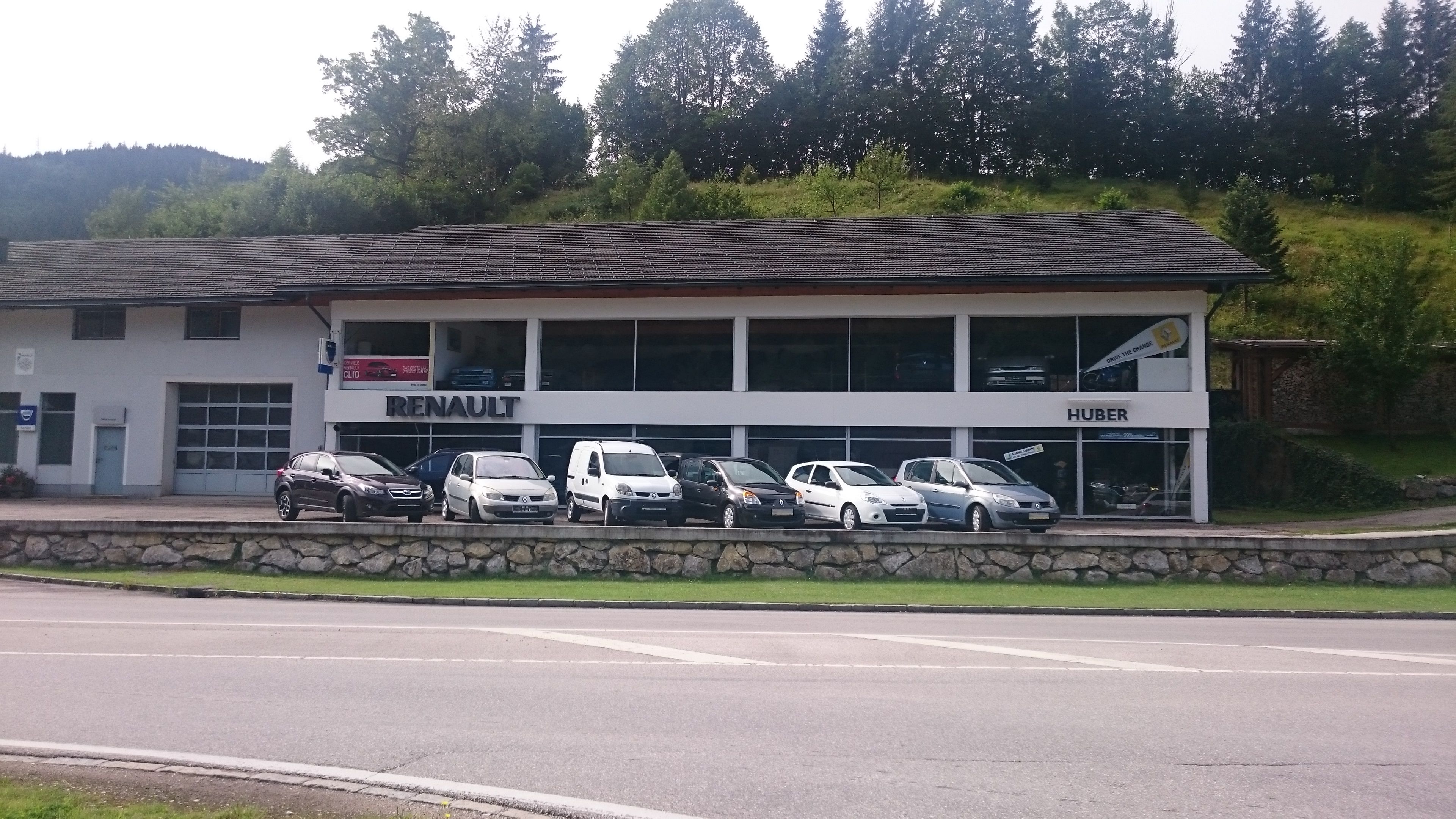 Autohaus Huber s logom Renault a niekoľkými autami pred ním.