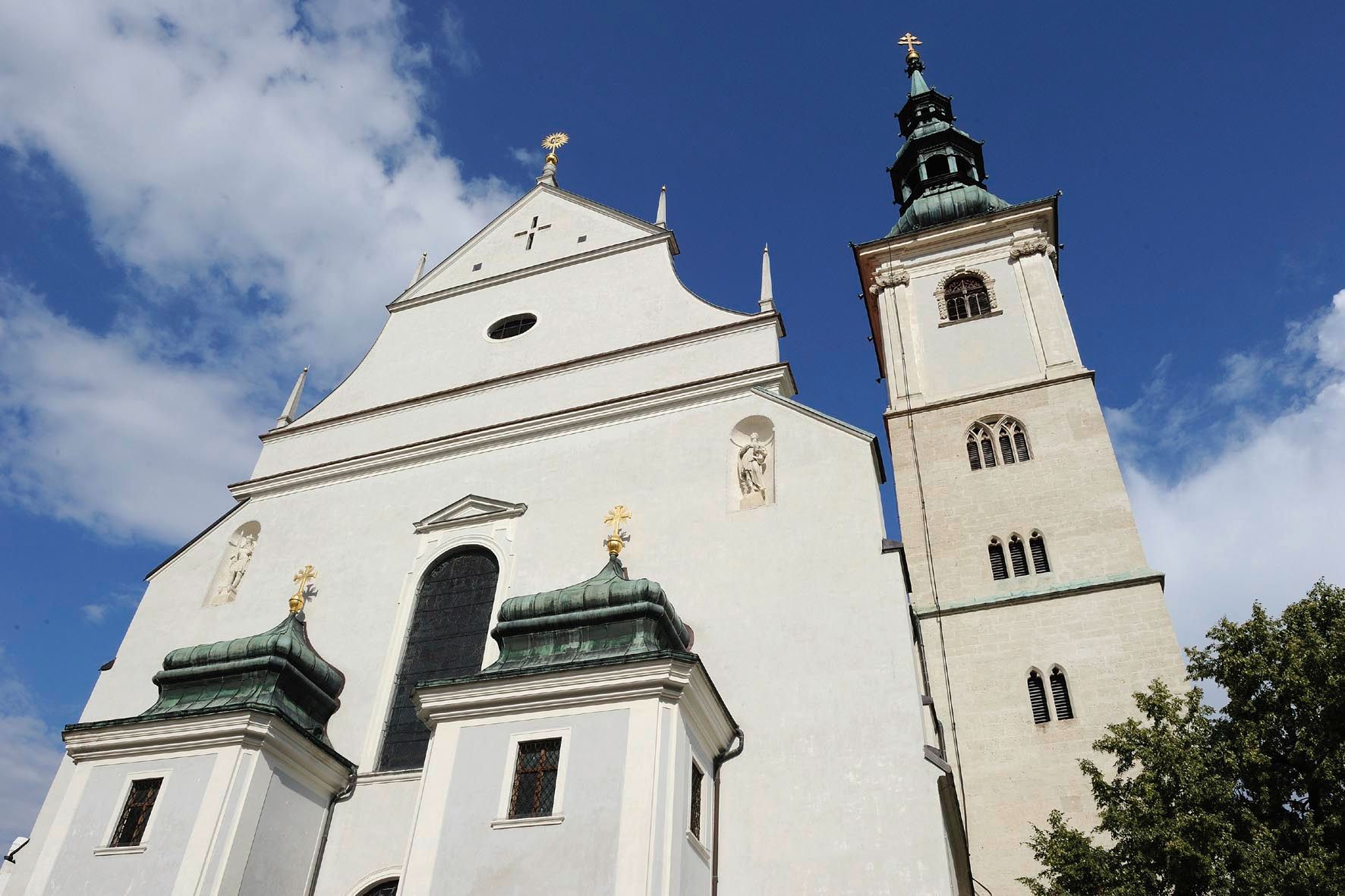 Pohľad na katedrálu vo Wachau spredu s modrou oblohou v pozadí.