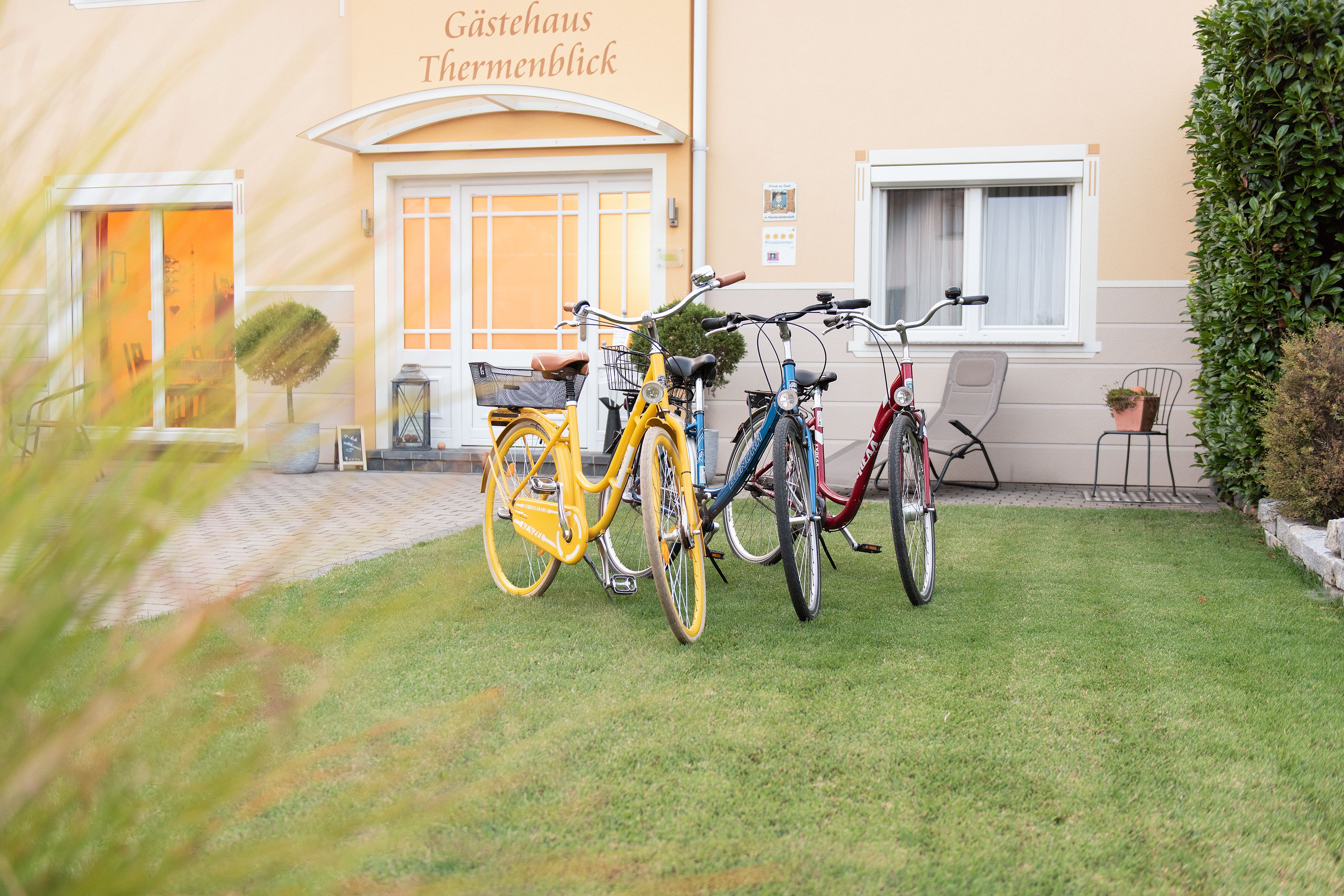 Na trávniku pred penziónom Thermenblick sú zaparkované tri bicykle.