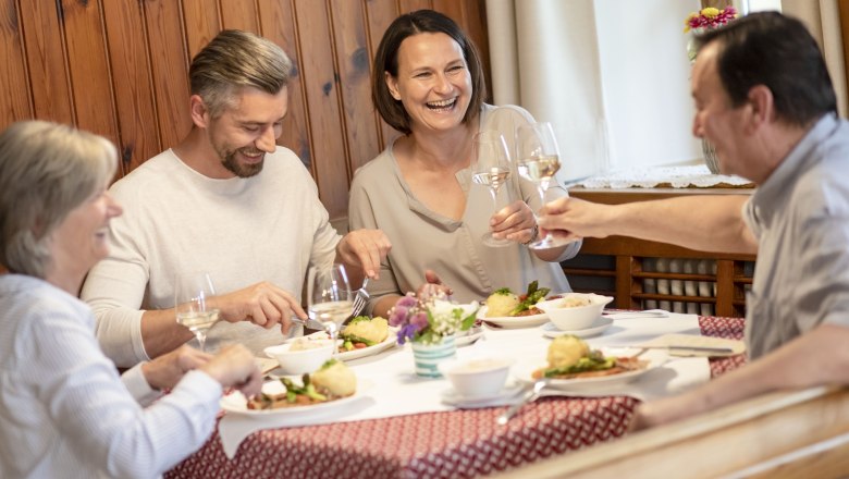 Cozy dining in the restaurant, &copy; schwarz-koenig.at