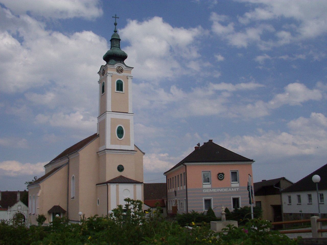 Kostol a obecný úrad v Eisgarne, Rakúsko.