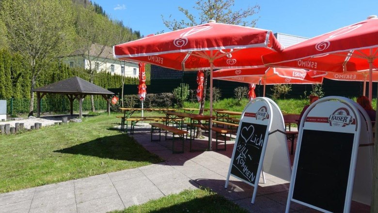 Tieňov&eacute; miesta v okol&iacute; chaty v parku, &copy; Familie Blieweis