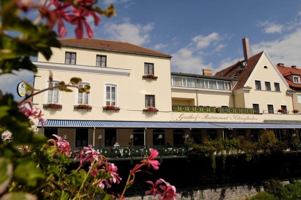 Hotel a hostinec Klinglhuber s kvetmi v popredí.