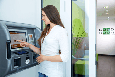 Žena obsluhujúca registračný automat v modernej recepcii.
