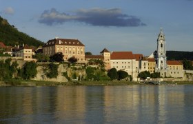 Exterior view of D&uuml;rnstein and castle, &copy; Hotel Schloss D&uuml;rnstein GmbH