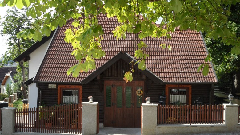 Wine tavern zum weissen Kreuz, Enzersdorf/Fischa, &copy; Heuriger zum weissen Kreuz