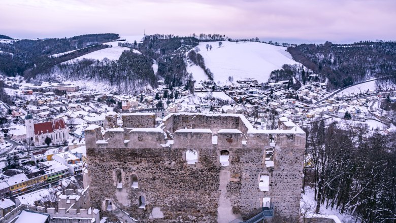 View from the fire tower of the Kirchschlag castle ruins, &copy; Wiener Alpen, Flotoanker - Luckerbauer