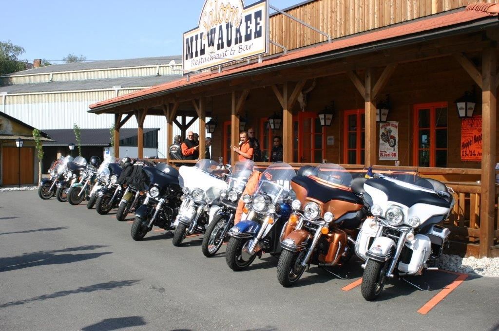 Motorky pred reštauráciou a barom Saloon Milwaukee.