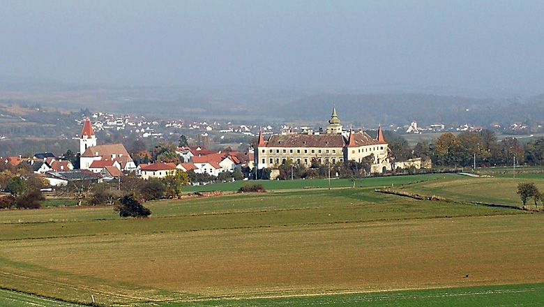 Krajina s kostolom a hradom v diaľke.
