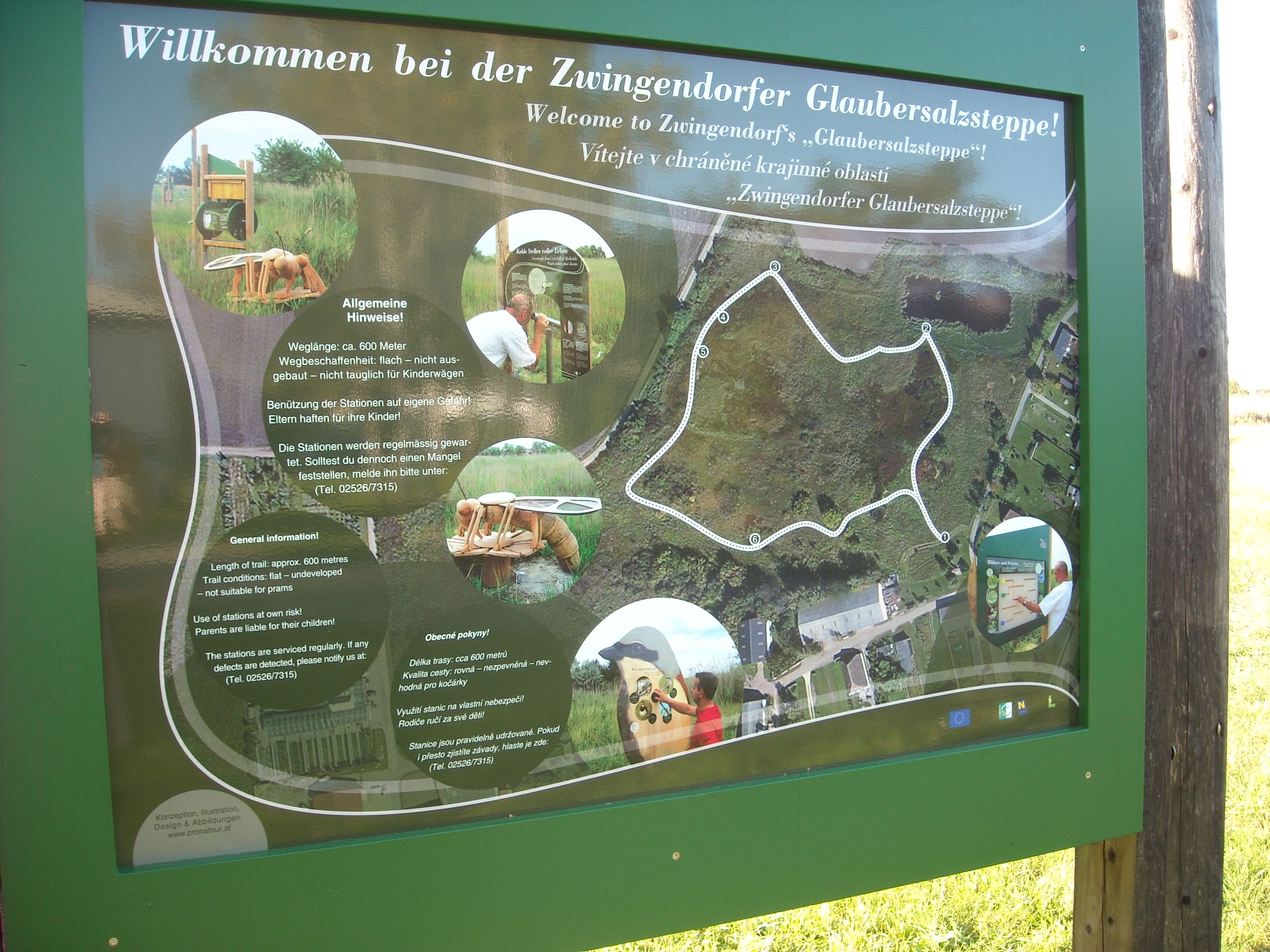 Informačná tabuľa náučného chodníka soľnou stepou Zwingendorf Glauber s mapou a informáciami.