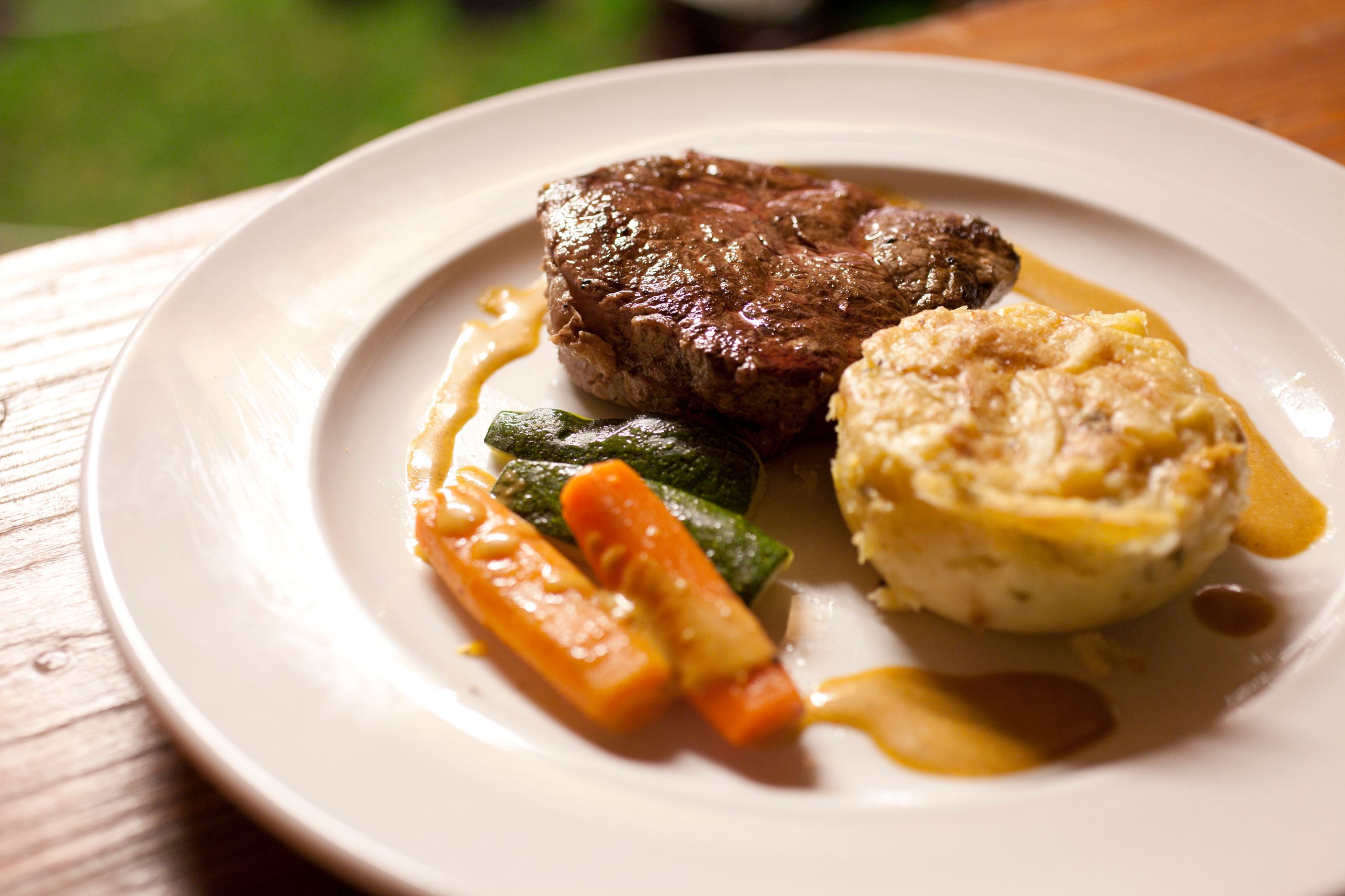 Tanier s kúskom mäsa, zeleninou a zemiakovou prílohou.