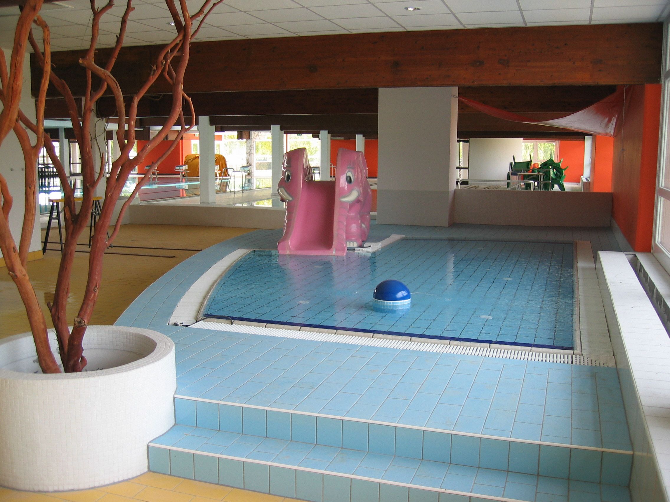 Detský bazén s ružovou šmýkačkou v rekreačnom stredisku Stockerau.